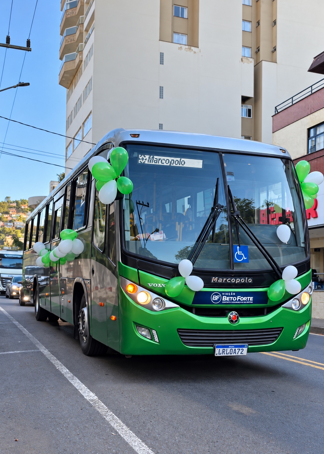 Ônibus em área de embarque